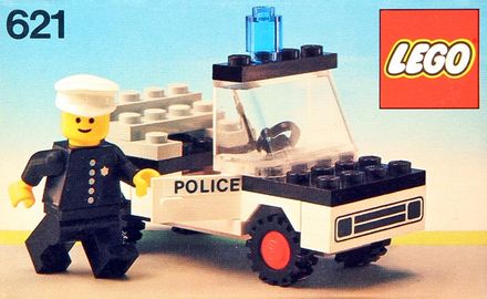 Polizist mit Einsatzwagen