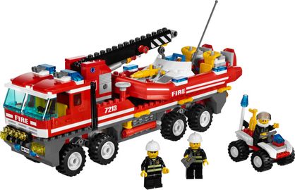 Feuerwehr-Truck mit Löschboot